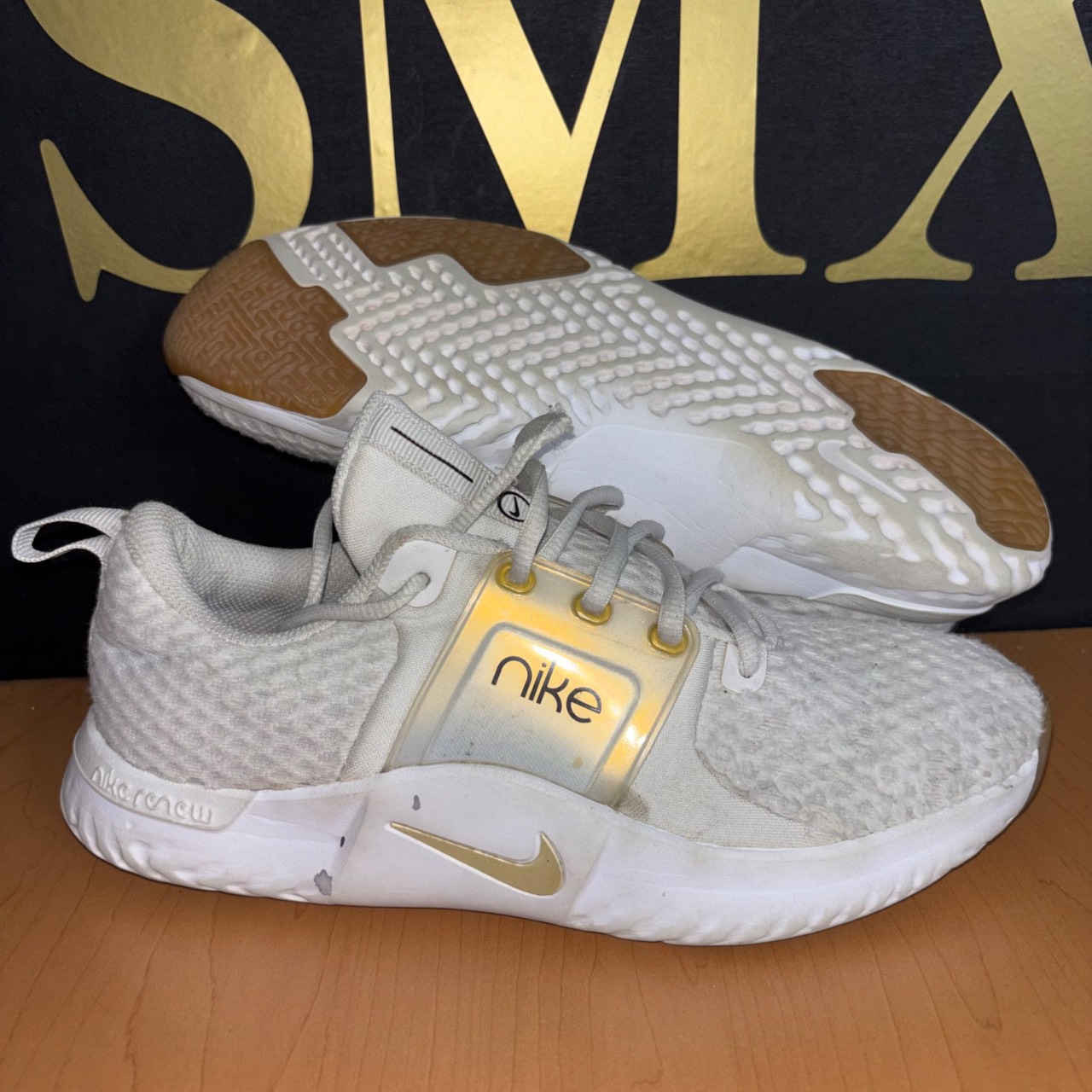 Nike Renew In-Season TR 10 Platinum Tint/Summit White/Black/Metallic Gold Star · Foto 1