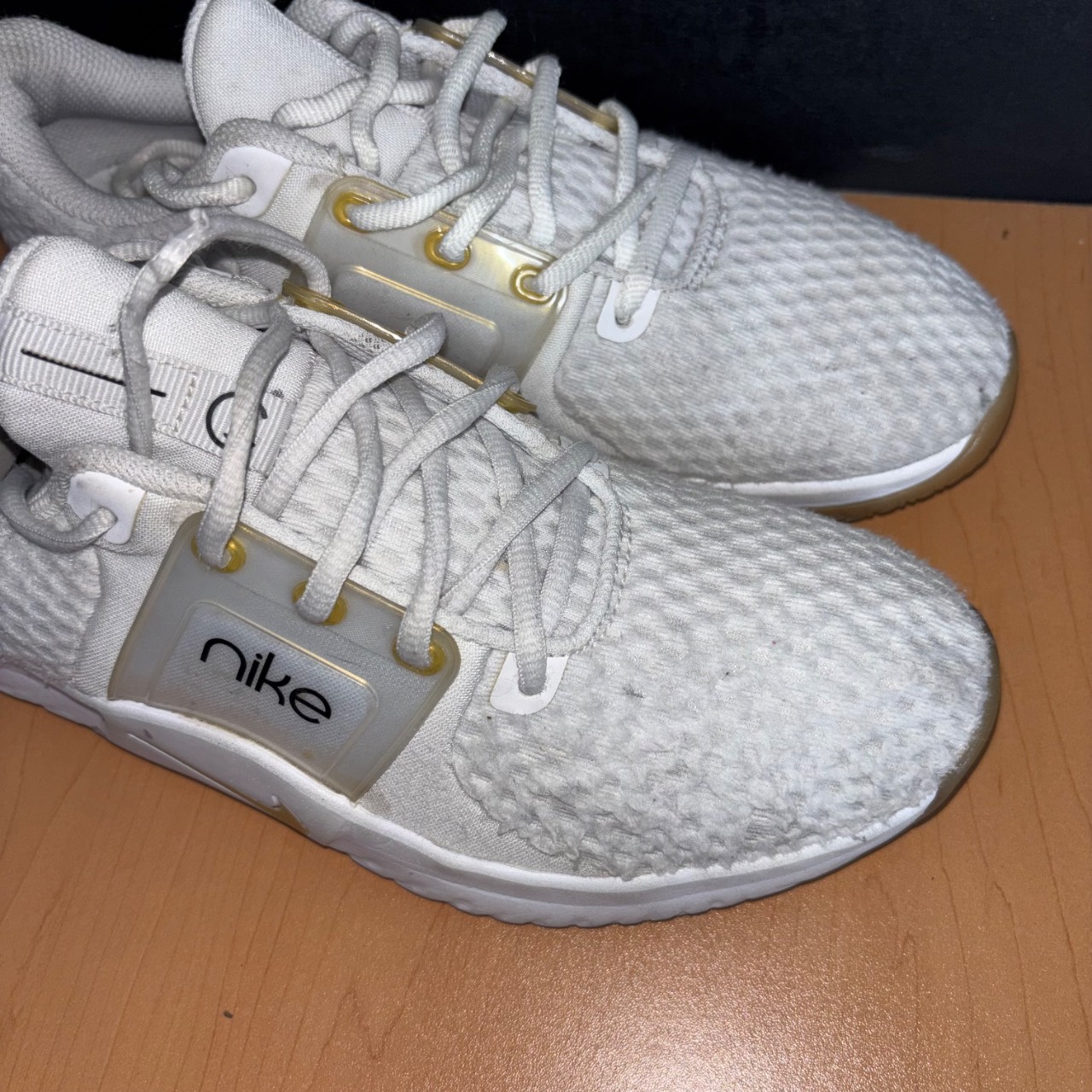 Nike Renew In-Season TR 10 Platinum Tint/Summit White/Black/Metallic Gold Star · Foto 3