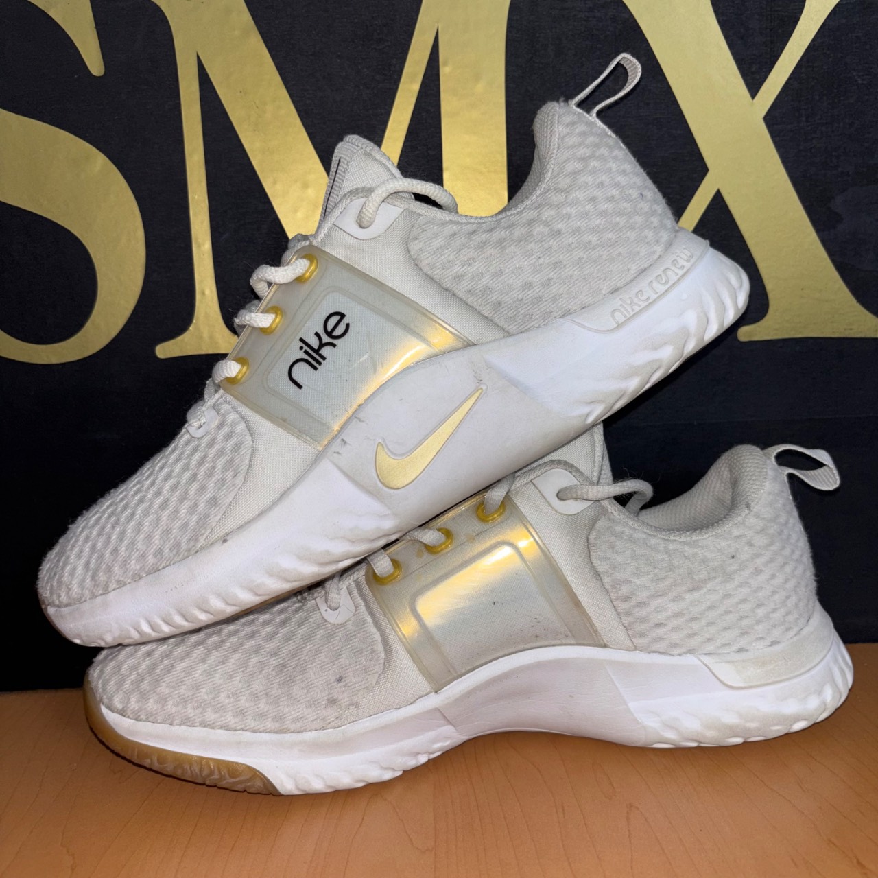 Nike Renew In-Season TR 10 Platinum Tint/Summit White/Black/Metallic Gold Star · Foto 4