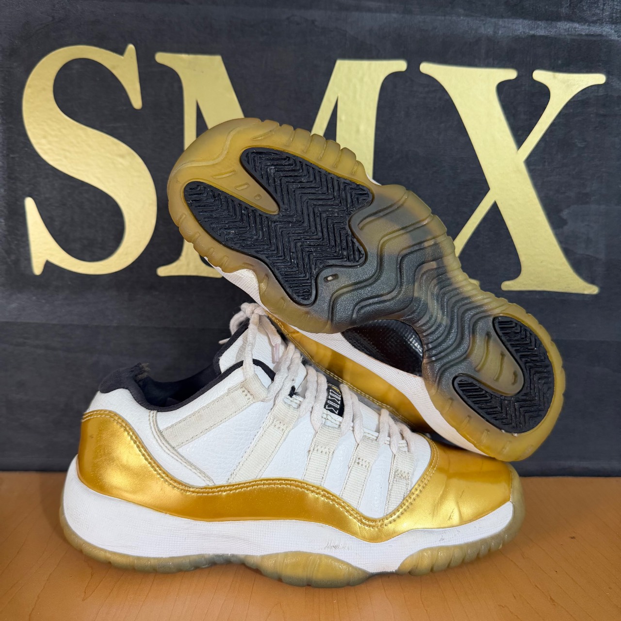 Air Jordan 11 Retro Low White/Metallic Gold Coin-Black · Foto 1