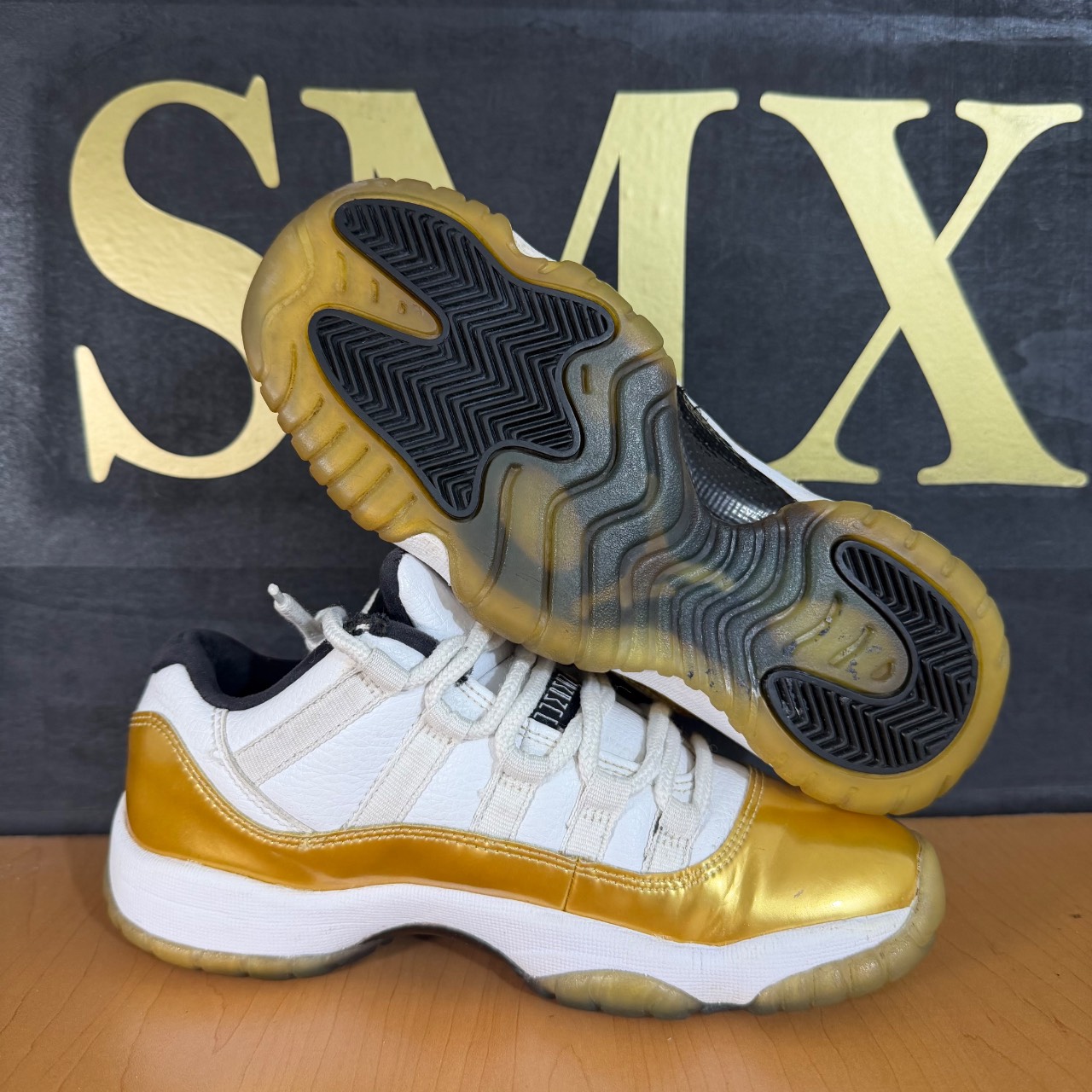 Air Jordan 11 Retro Low White/Metallic Gold Coin-Black · Foto 2