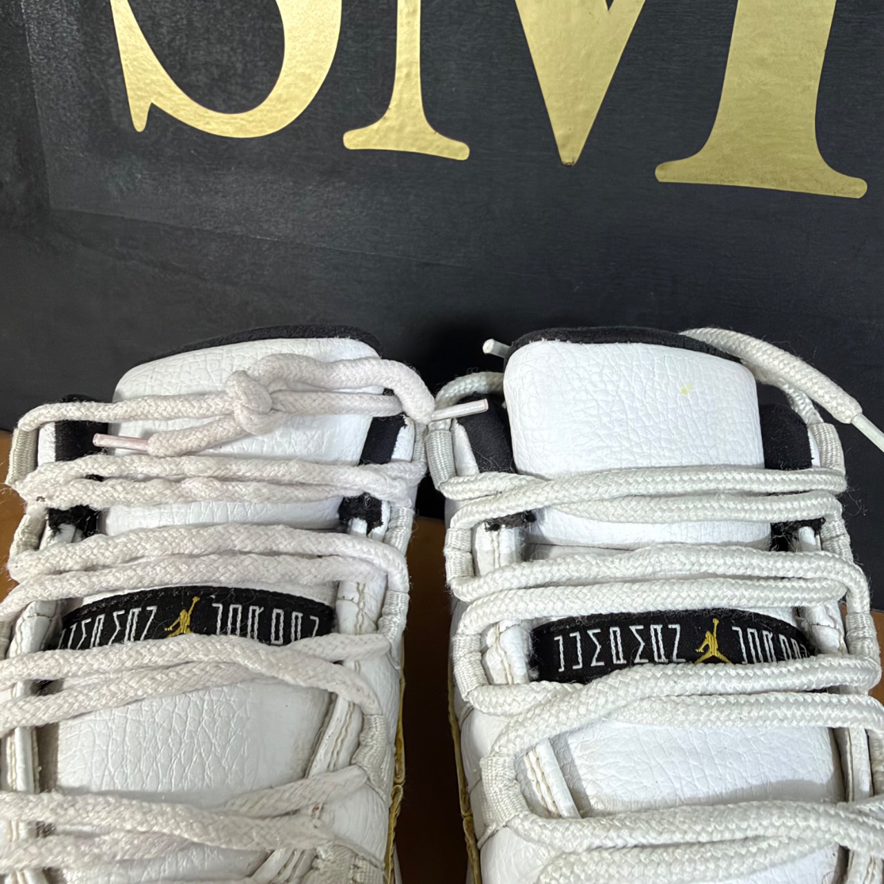 Air Jordan 11 Retro Low White/Metallic Gold Coin-Black · Foto 3