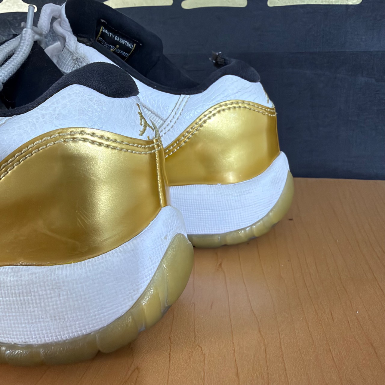 Air Jordan 11 Retro Low White/Metallic Gold Coin-Black · Foto 4