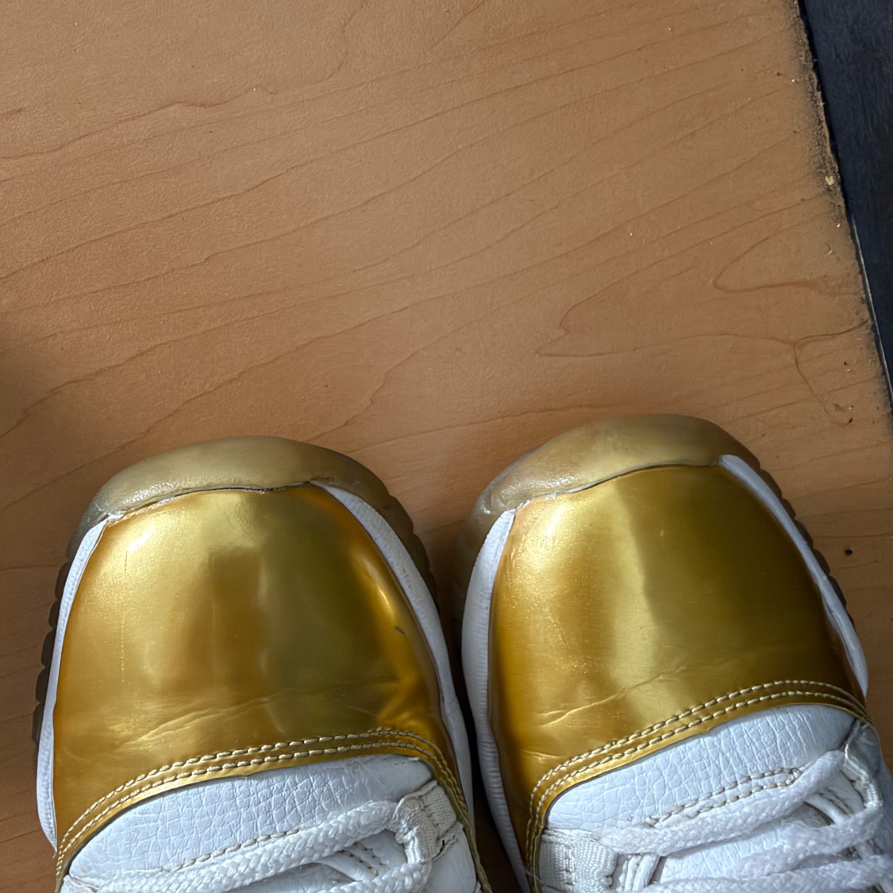 Air Jordan 11 Retro Low White/Metallic Gold Coin-Black · Foto 5