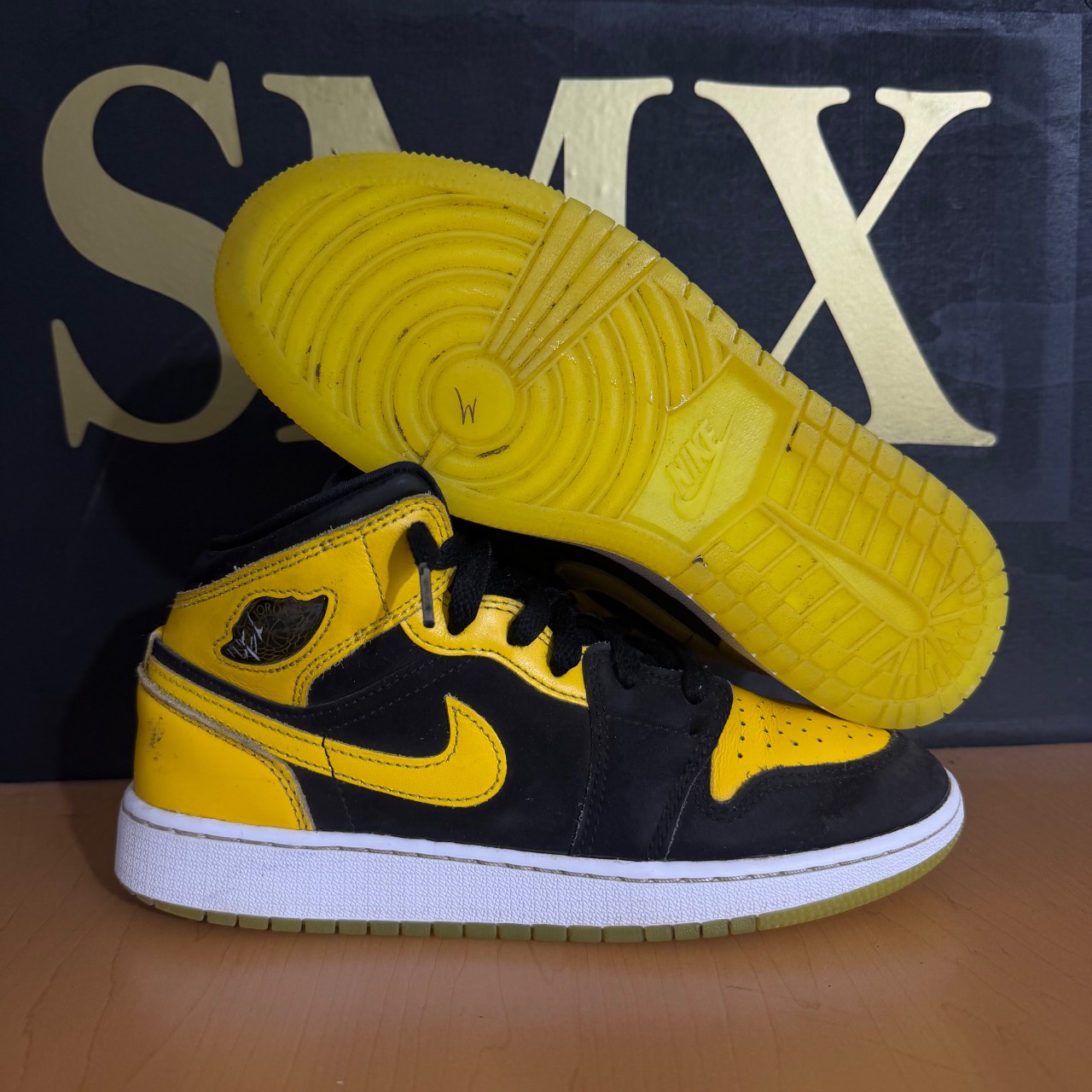 Air Jordan 1 Mid GS "Black/University Gold/White" · Foto 1