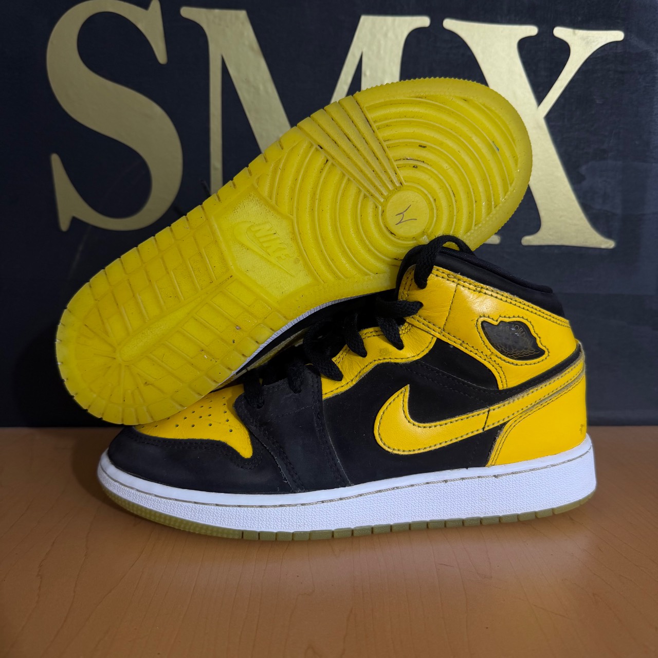 Air Jordan 1 Mid GS "Black/University Gold/White" · Foto 2
