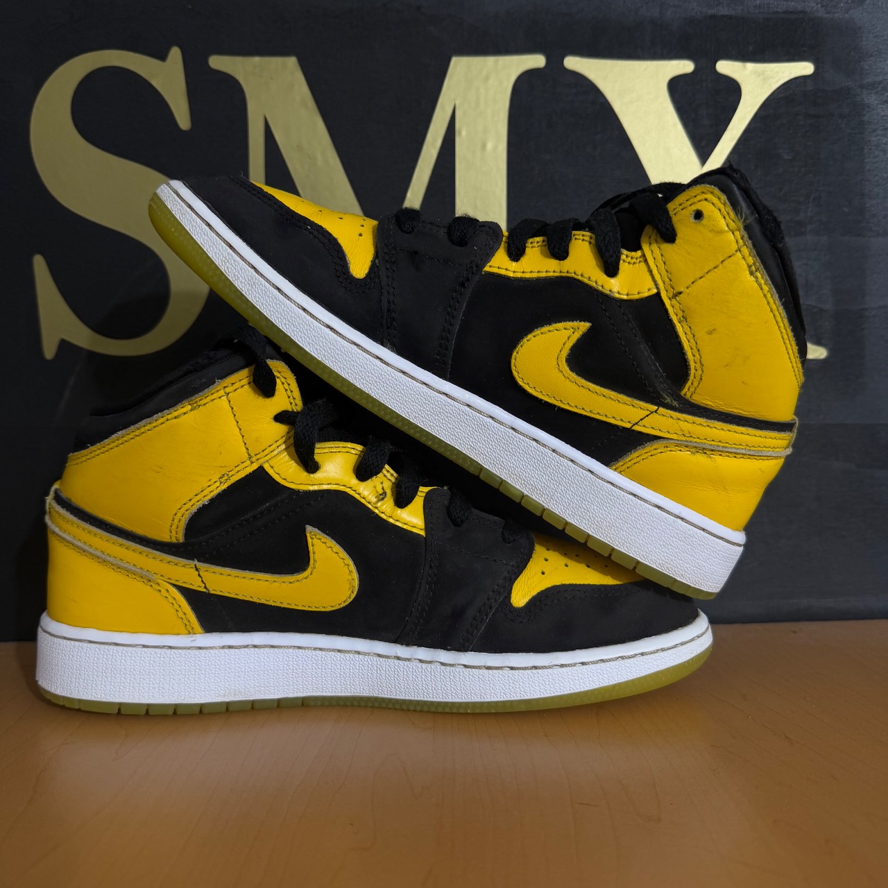 Air Jordan 1 Mid GS "Black/University Gold/White" · Foto 3