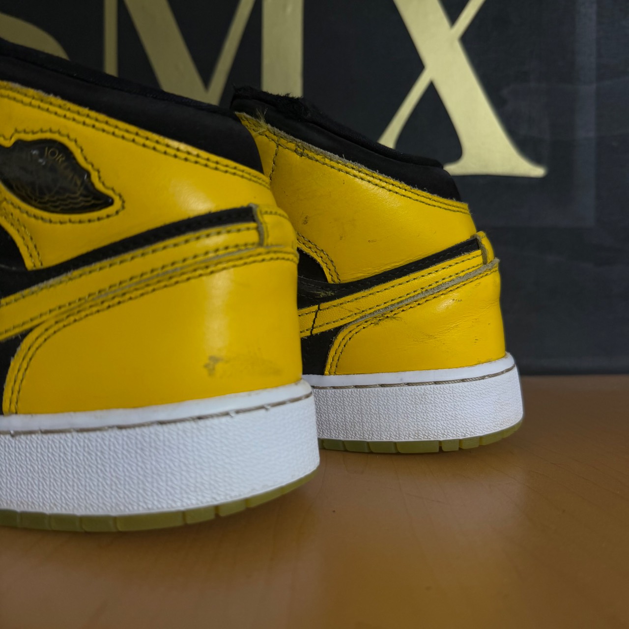 Air Jordan 1 Mid GS "Black/University Gold/White" · Foto 4