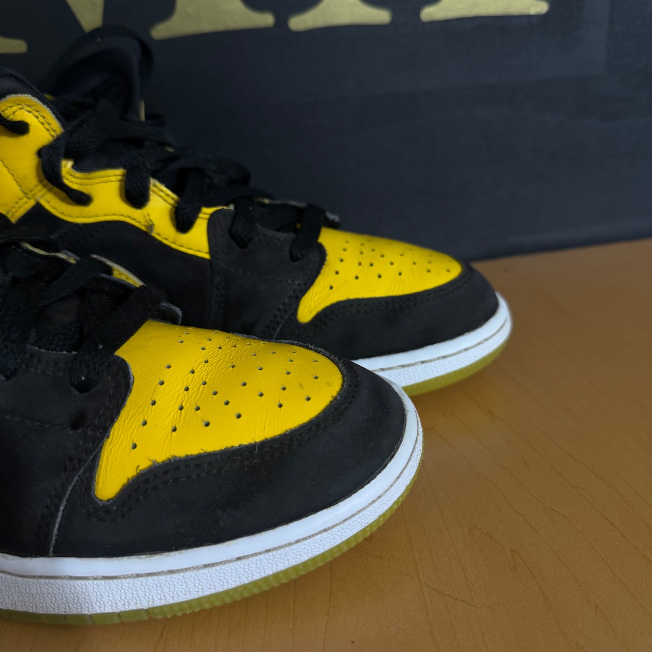 Air Jordan 1 Mid GS "Black/University Gold/White" · Foto 6