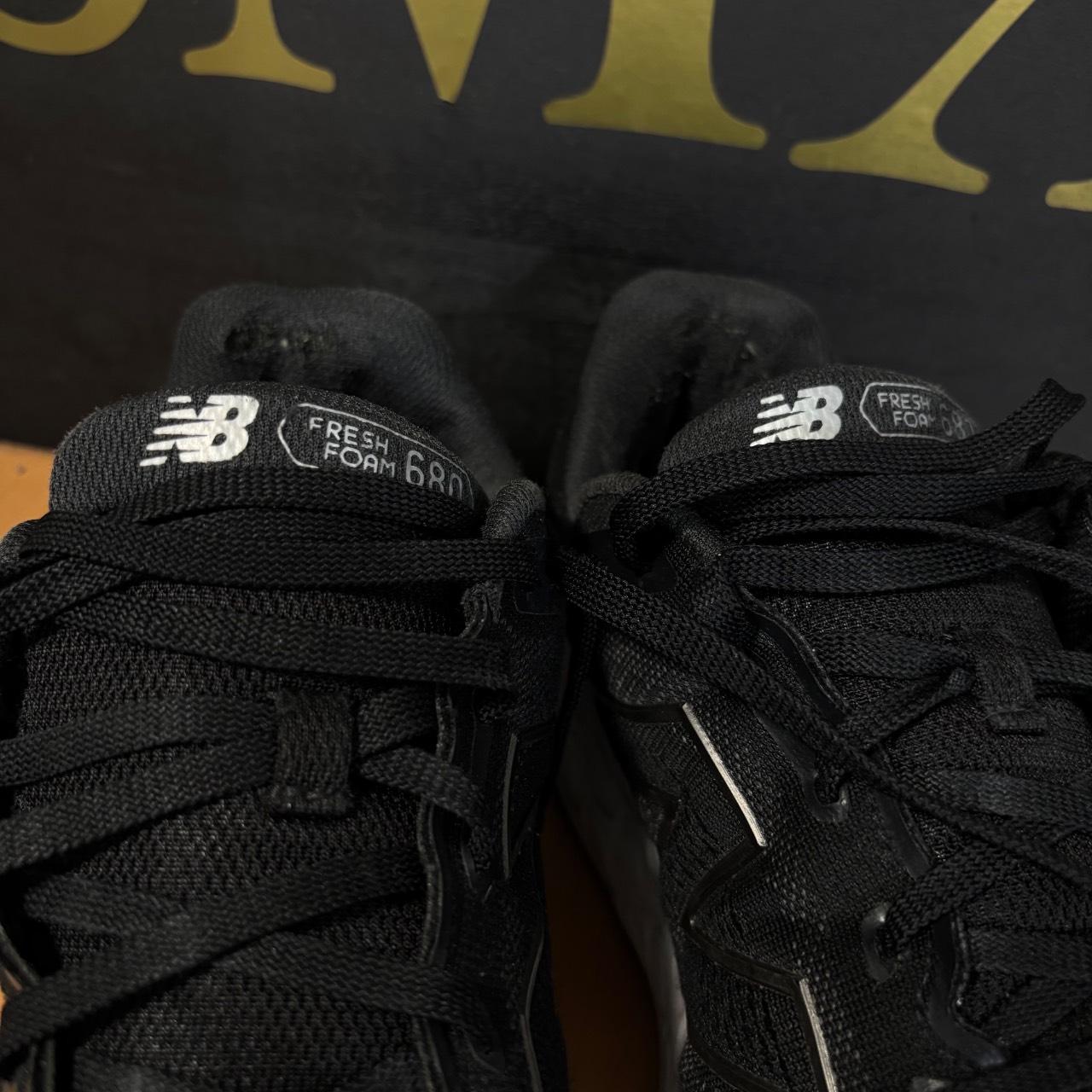 New Balance Fresh Foam 680 v2 Negro con blanco · Foto 3