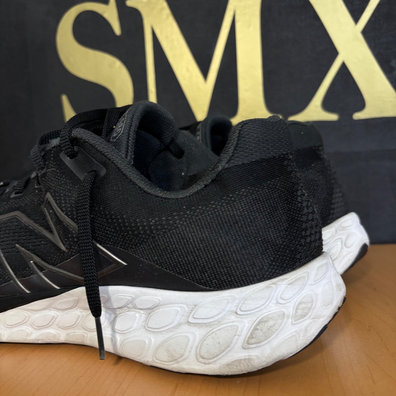 New Balance Fresh Foam 680 v2 Negro con blanco · Foto 4