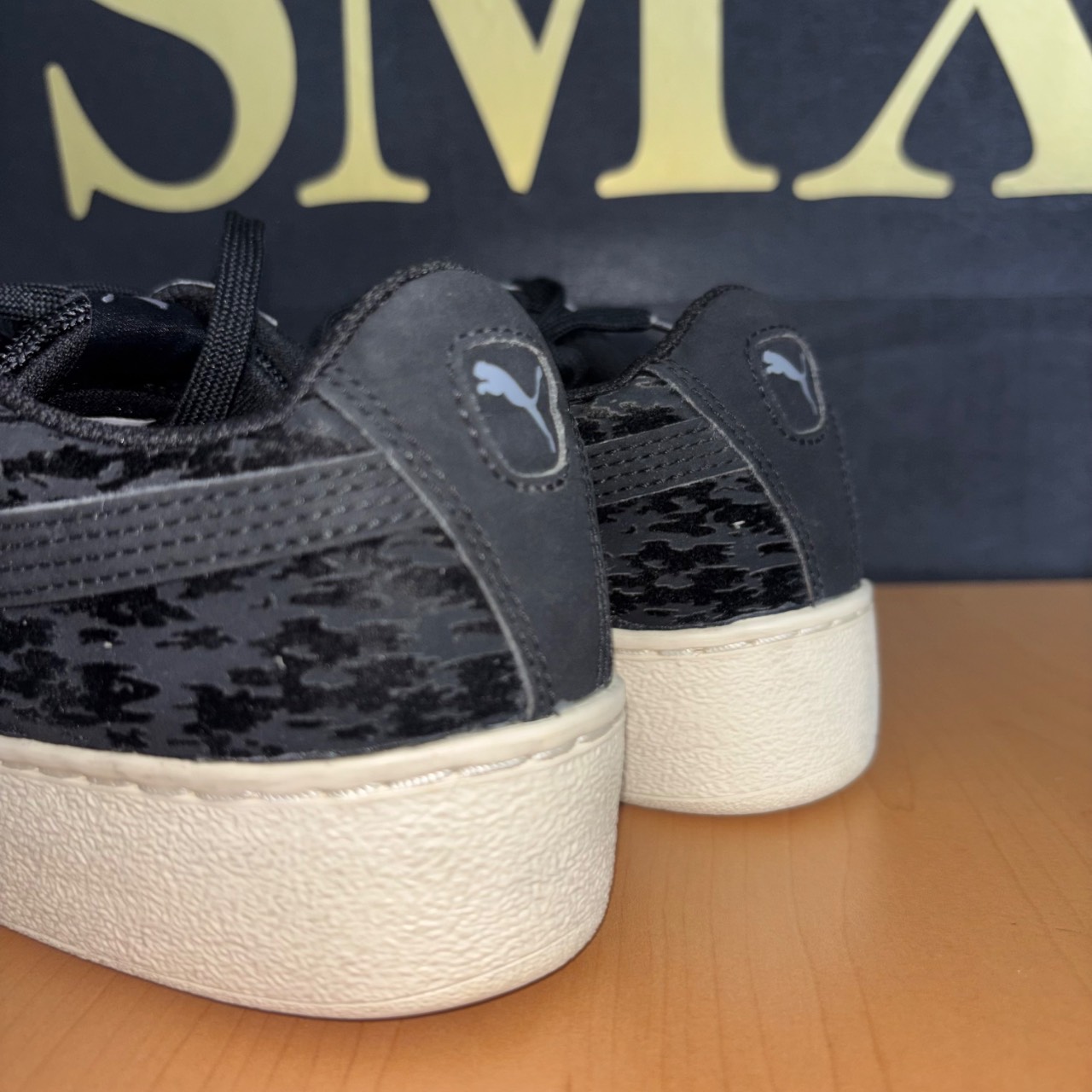 Puma Suede Platform Animal Negro con suela blanca · Foto 5