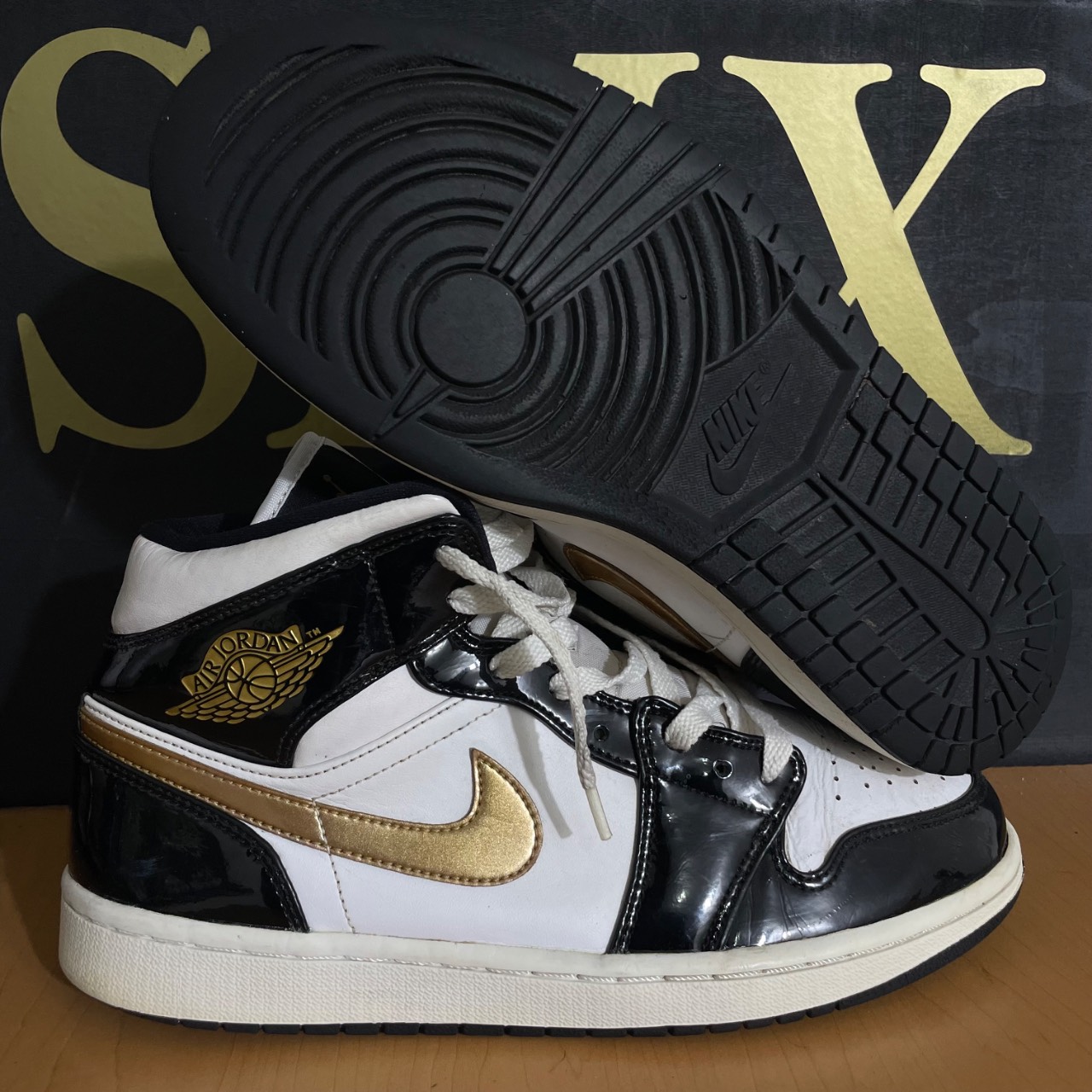 Air Jordan 1 Mid Metallic Gold · Foto 1