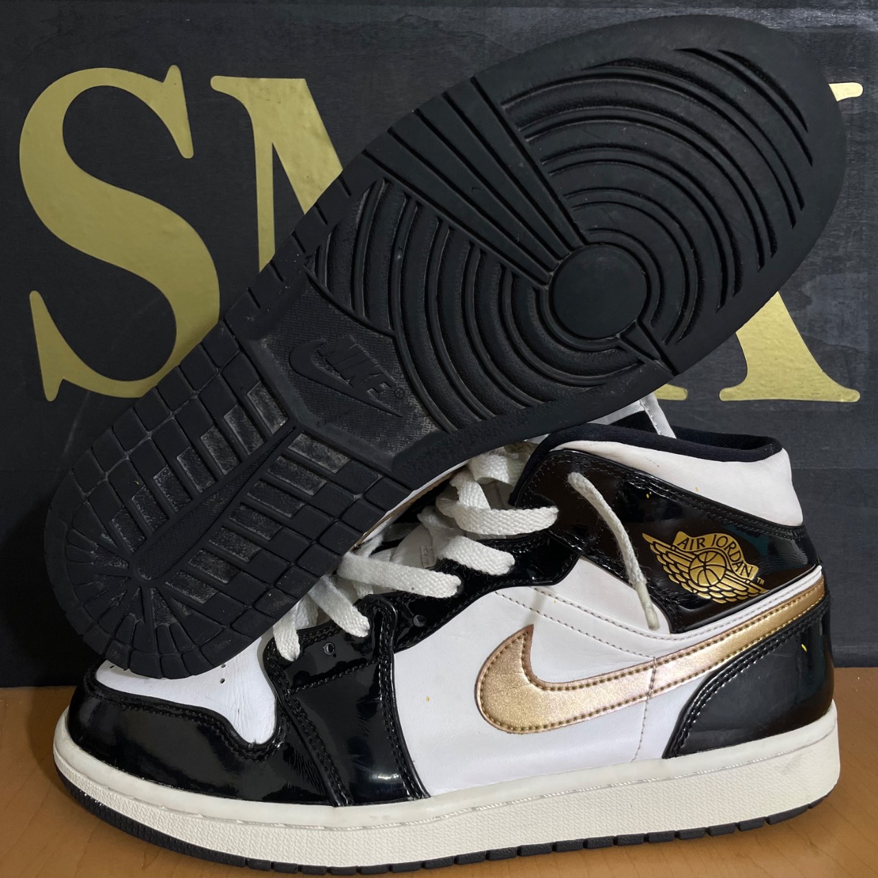 Air Jordan 1 Mid Metallic Gold · Foto 2
