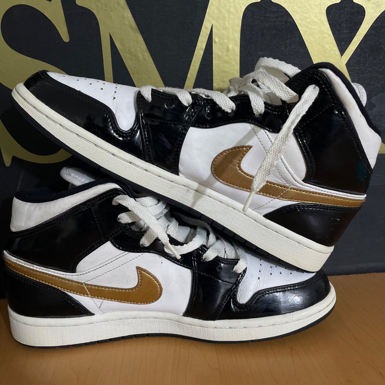 Air Jordan 1 Mid Metallic Gold · Foto 3