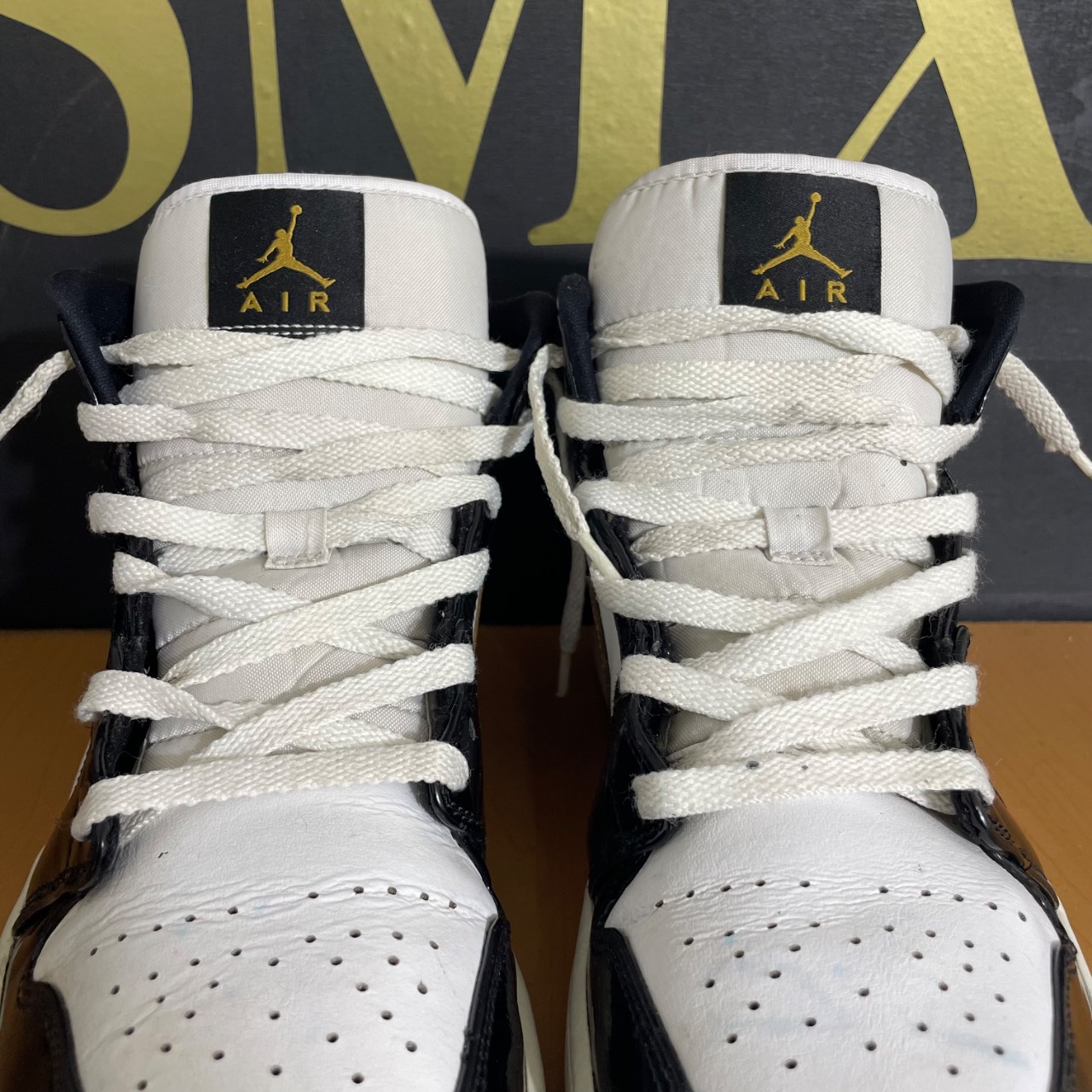 Air Jordan 1 Mid Metallic Gold · Foto 4