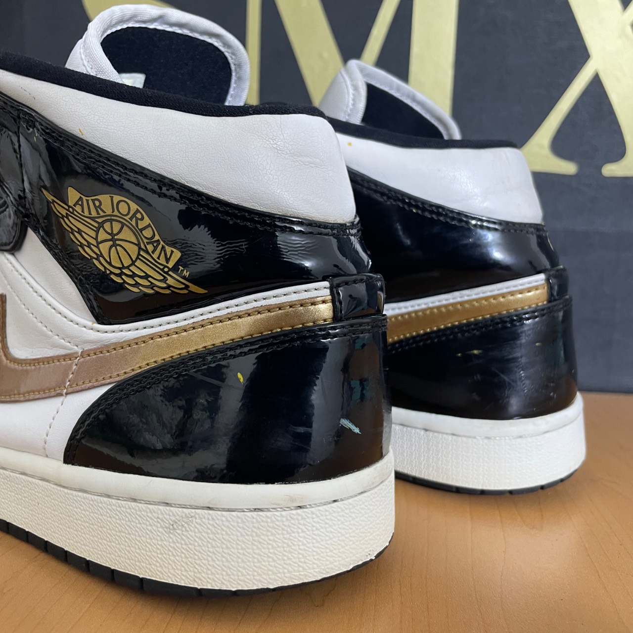 Air Jordan 1 Mid Metallic Gold · Foto 5