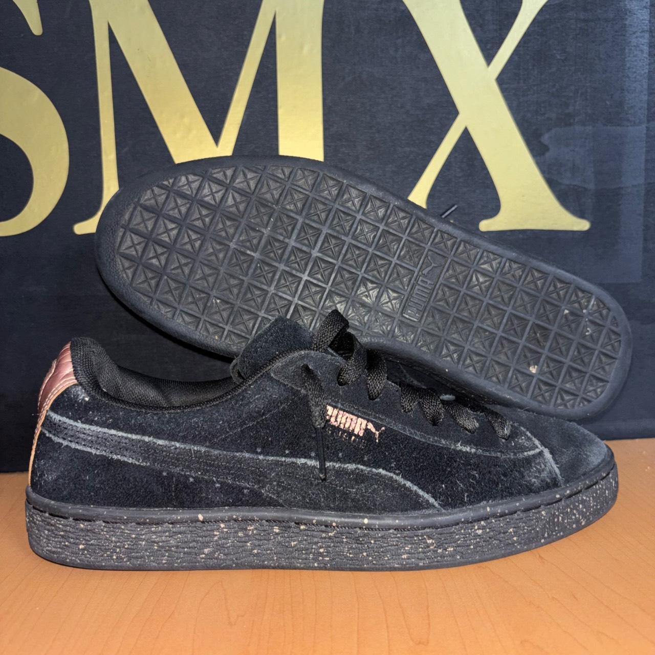 Puma Suede negro con detalles rosa metálico · Foto 1