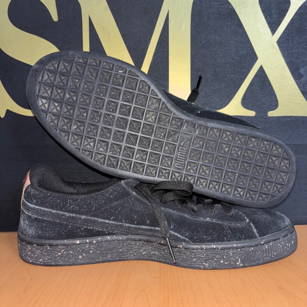 Puma Suede negro con detalles rosa metálico · Foto 2