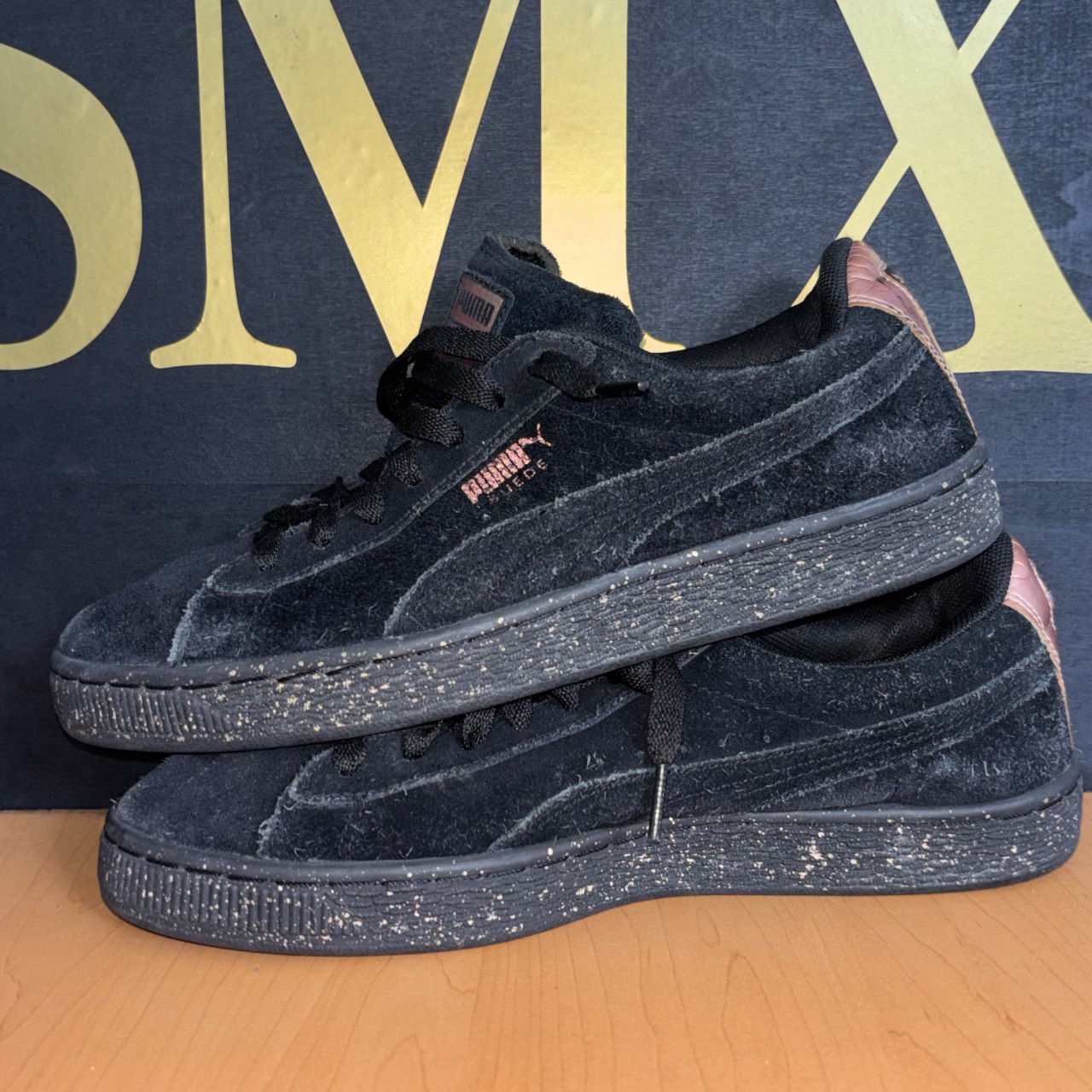 Puma Suede negro con detalles rosa metálico · Foto 3