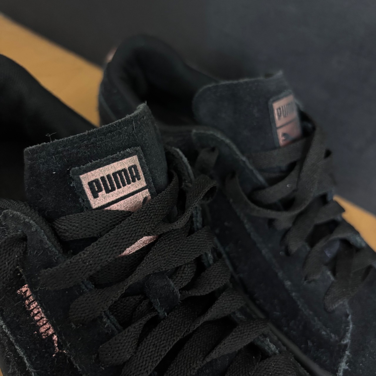 Puma Suede negro con detalles rosa metálico · Foto 4