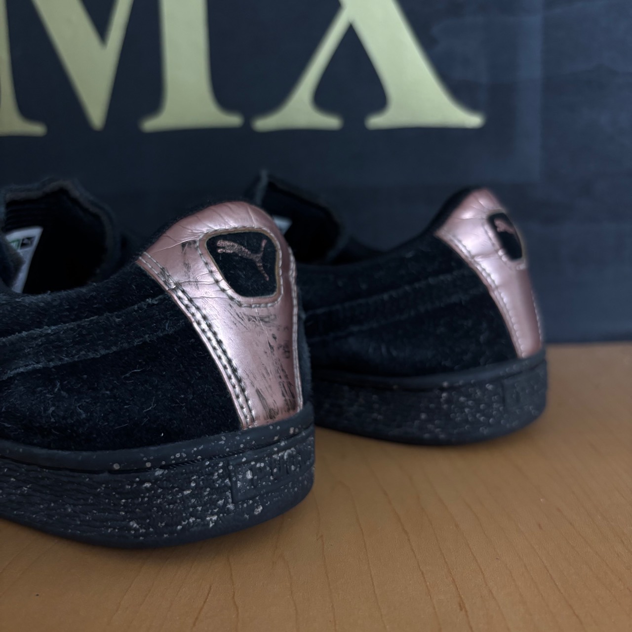 Puma Suede negro con detalles rosa metálico · Foto 5
