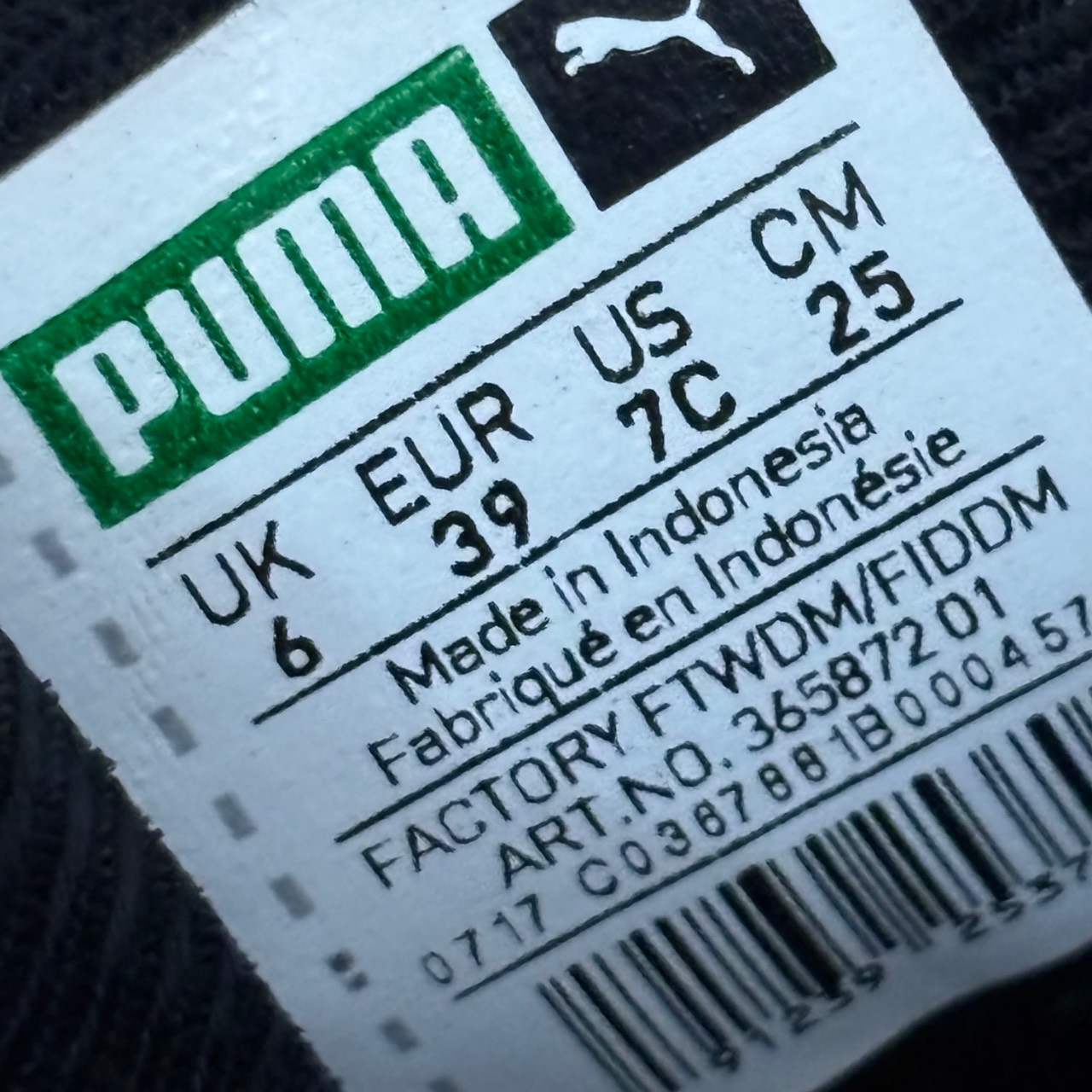 Puma Suede negro con detalles rosa metálico · Foto 6