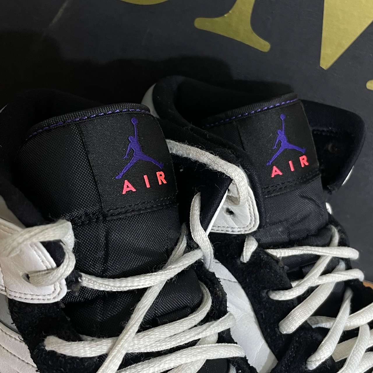 Air Jordan 1 Mid White Black Purple · Foto 3