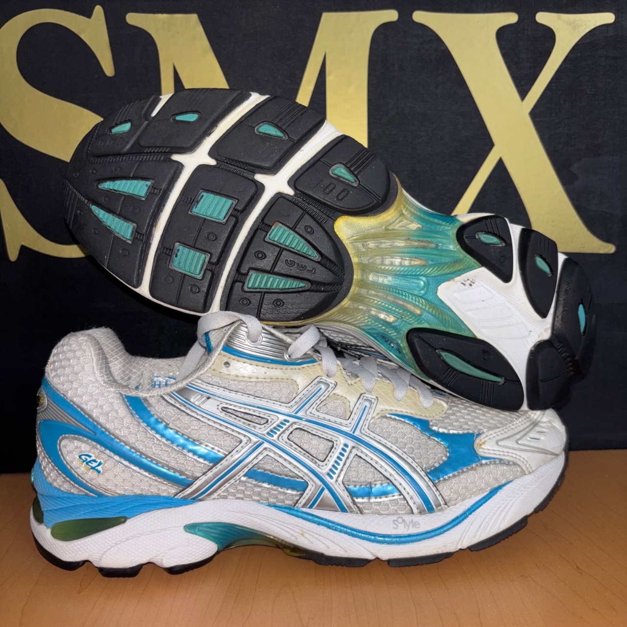 Asics GEL-Kayano 14 OG blanco con azul y detalles plateados · Foto 1