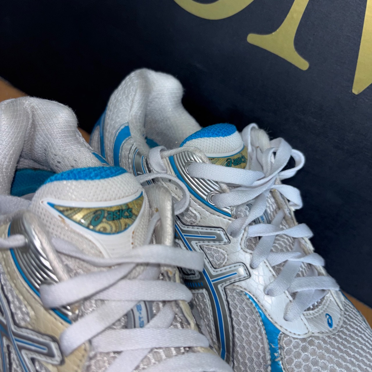 Asics GEL-Kayano 14 OG blanco con azul y detalles plateados · Foto 4