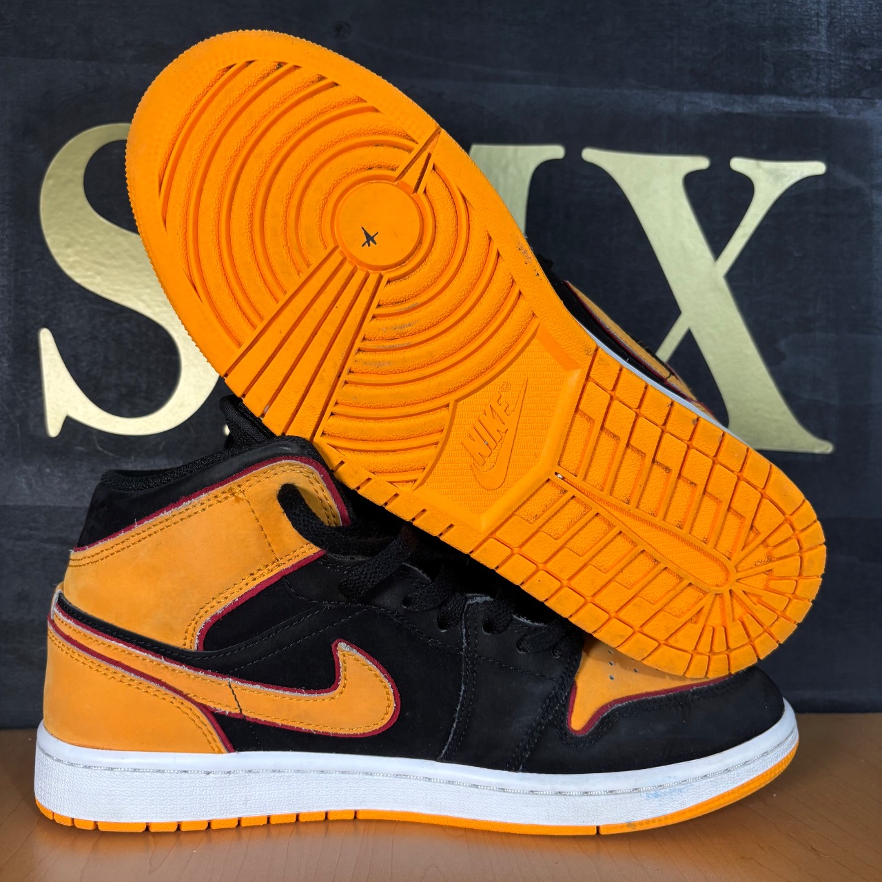 Air Jordan 1 Mid SE Black/Vivid Orange/Cardinal Red/White · Foto 2