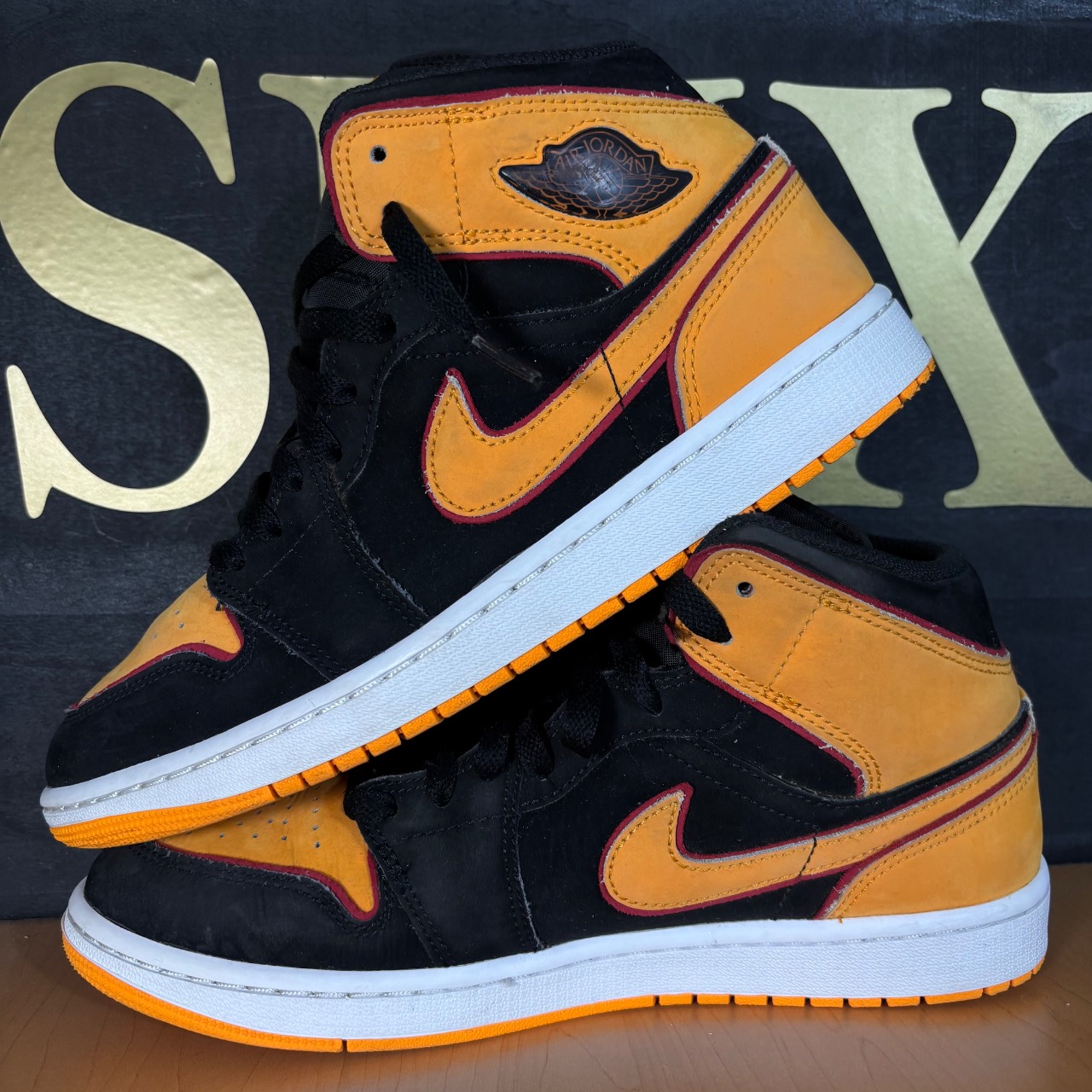 Air Jordan 1 Mid SE Black/Vivid Orange/Cardinal Red/White · Foto 3