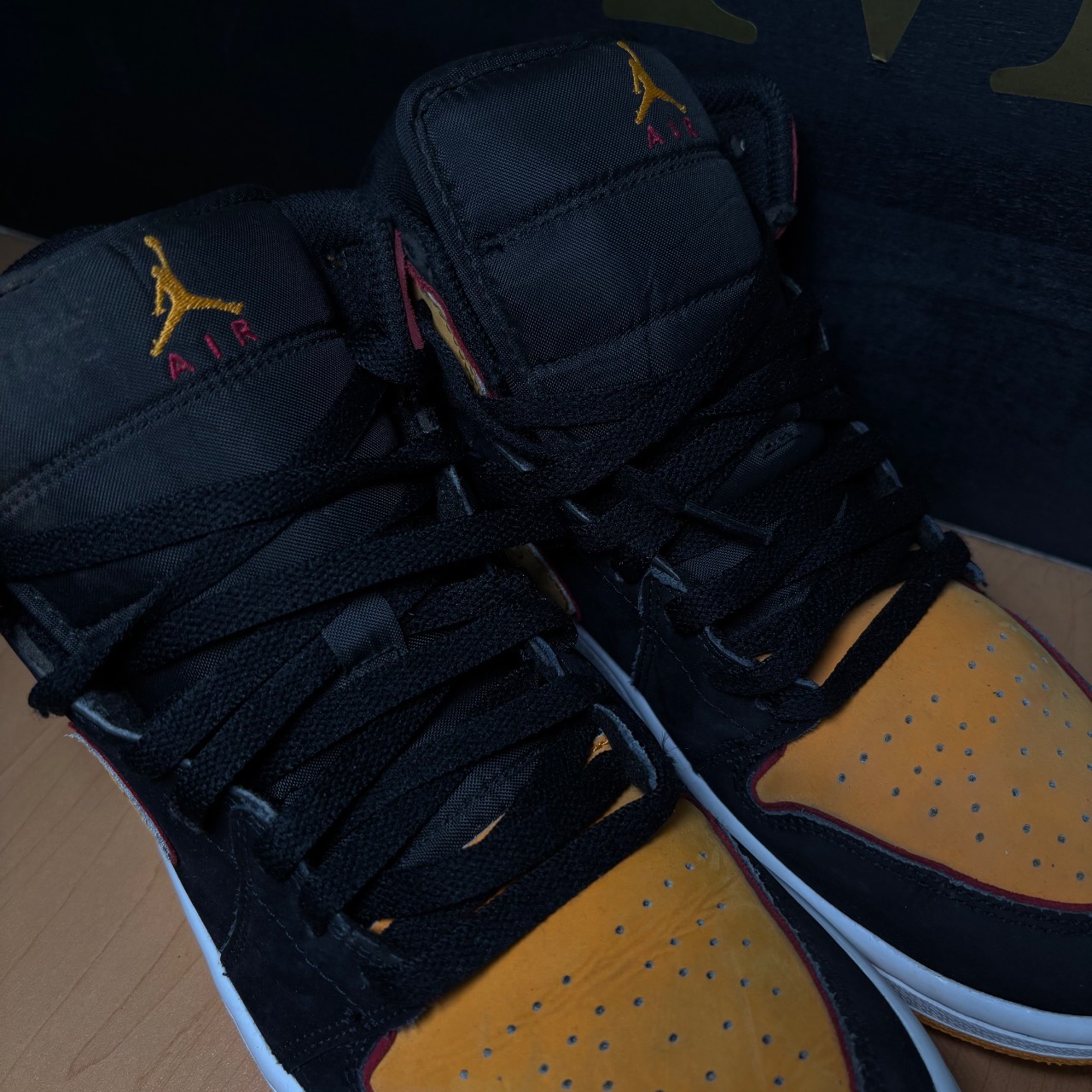 Air Jordan 1 Mid SE Black/Vivid Orange/Cardinal Red/White · Foto 4