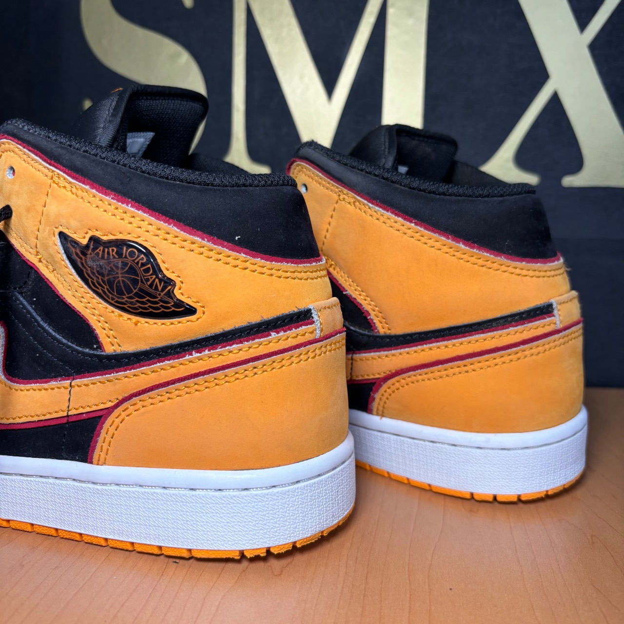 Air Jordan 1 Mid SE Black/Vivid Orange/Cardinal Red/White · Foto 5