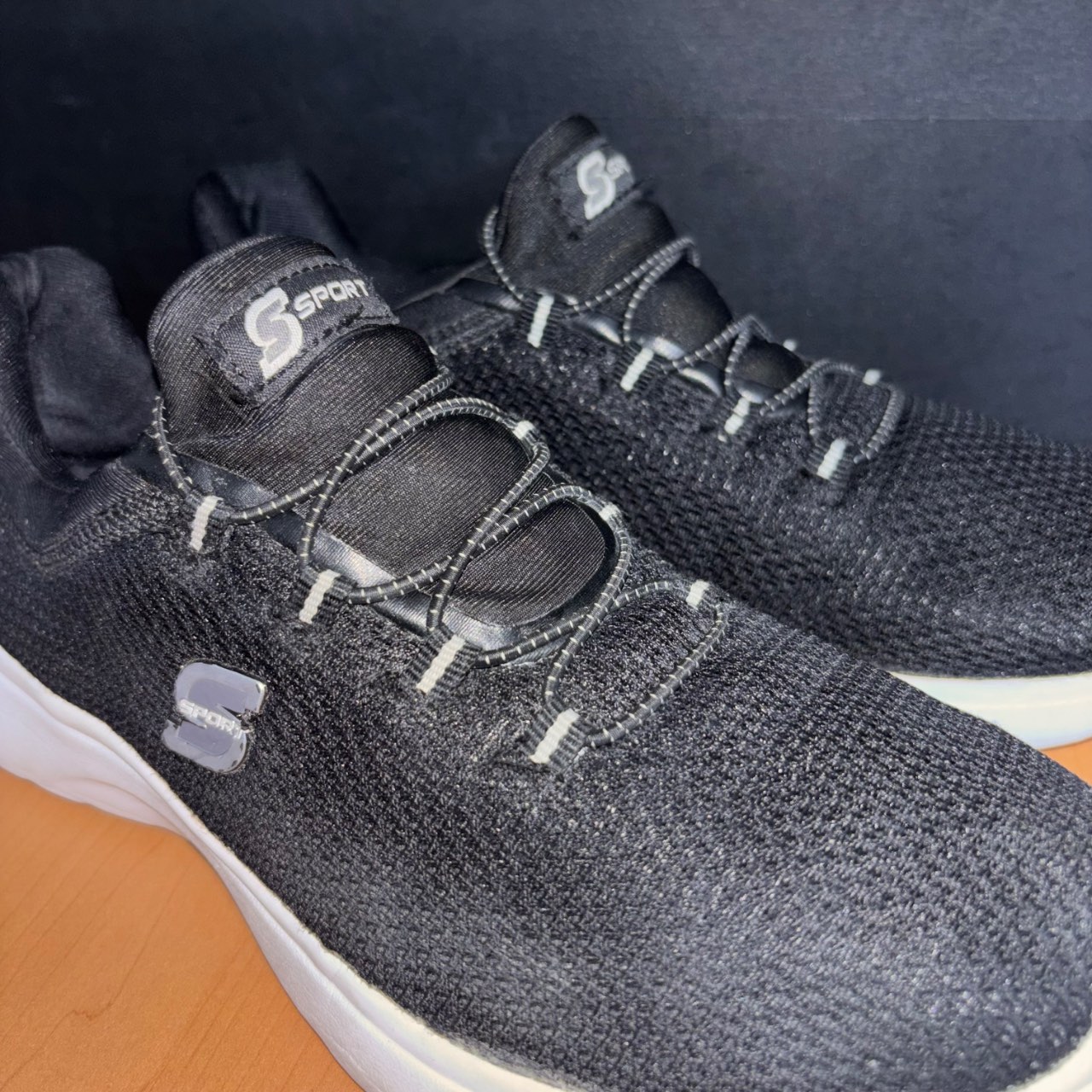 S Sport by Skechers negro con suela blanca · Foto 5