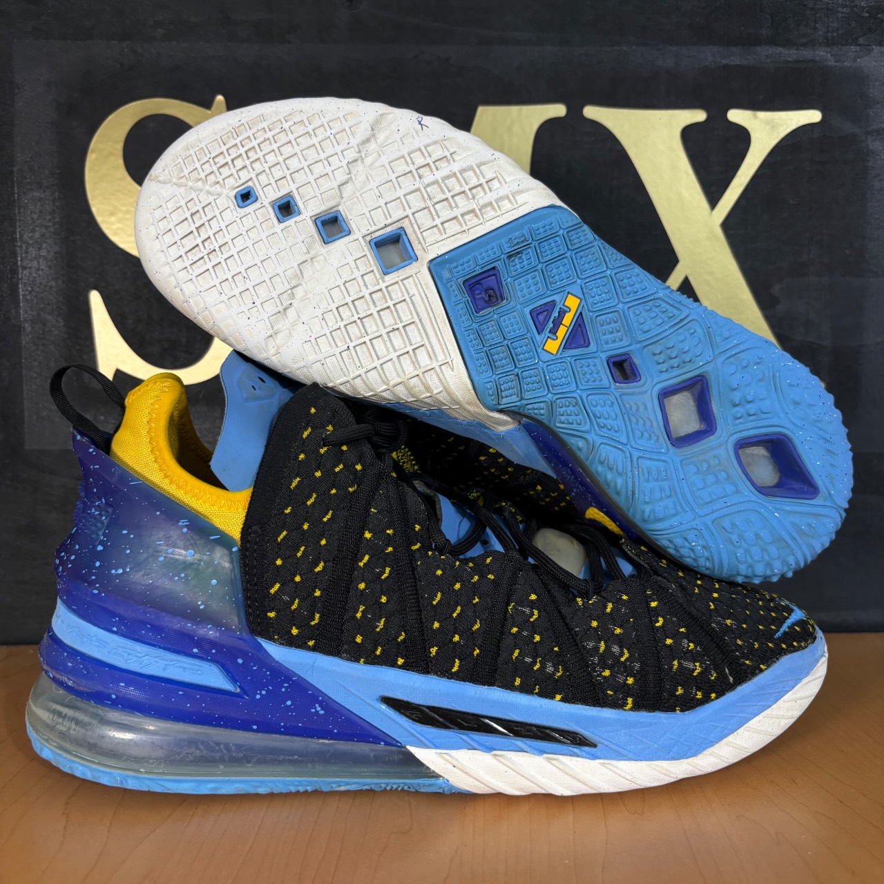 Nike LeBron 18 Black/Metallic Gold/Court Purple/White · Foto 1