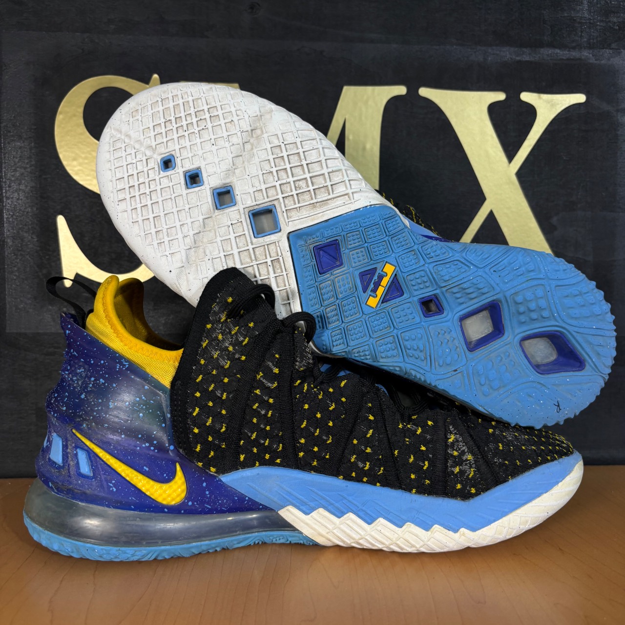 Nike LeBron 18 Black/Metallic Gold/Court Purple/White · Foto 2