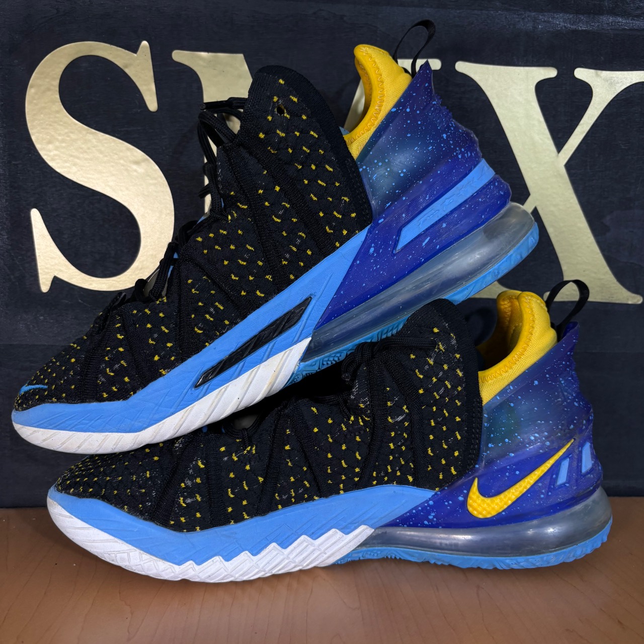 Nike LeBron 18 Black/Metallic Gold/Court Purple/White · Foto 3