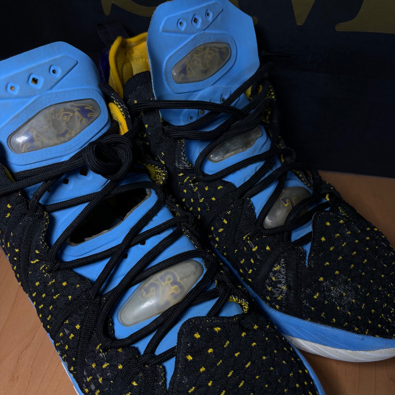Nike LeBron 18 Black/Metallic Gold/Court Purple/White · Foto 4