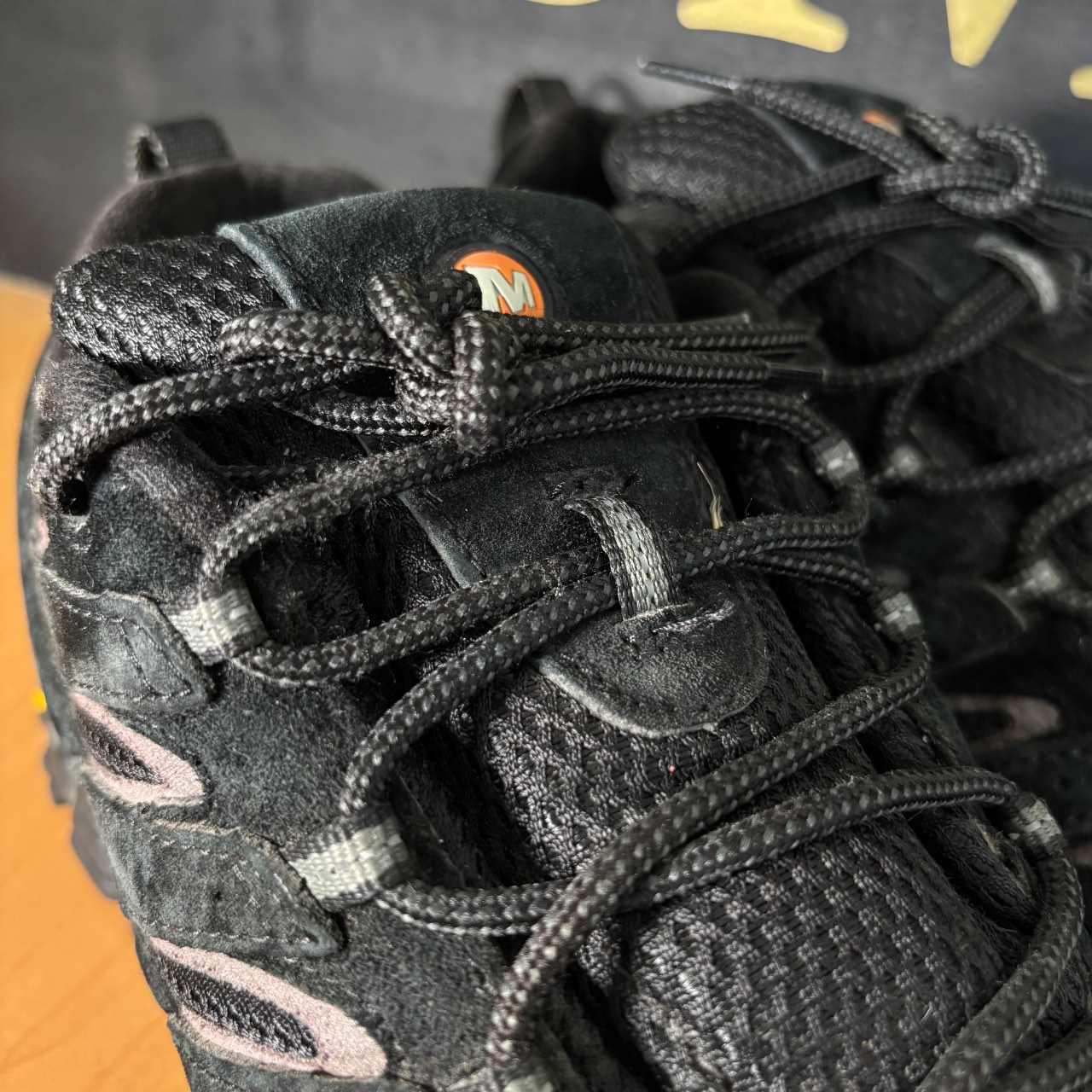 Merrell J06017 negro con detalles gris oscuro · Foto 3