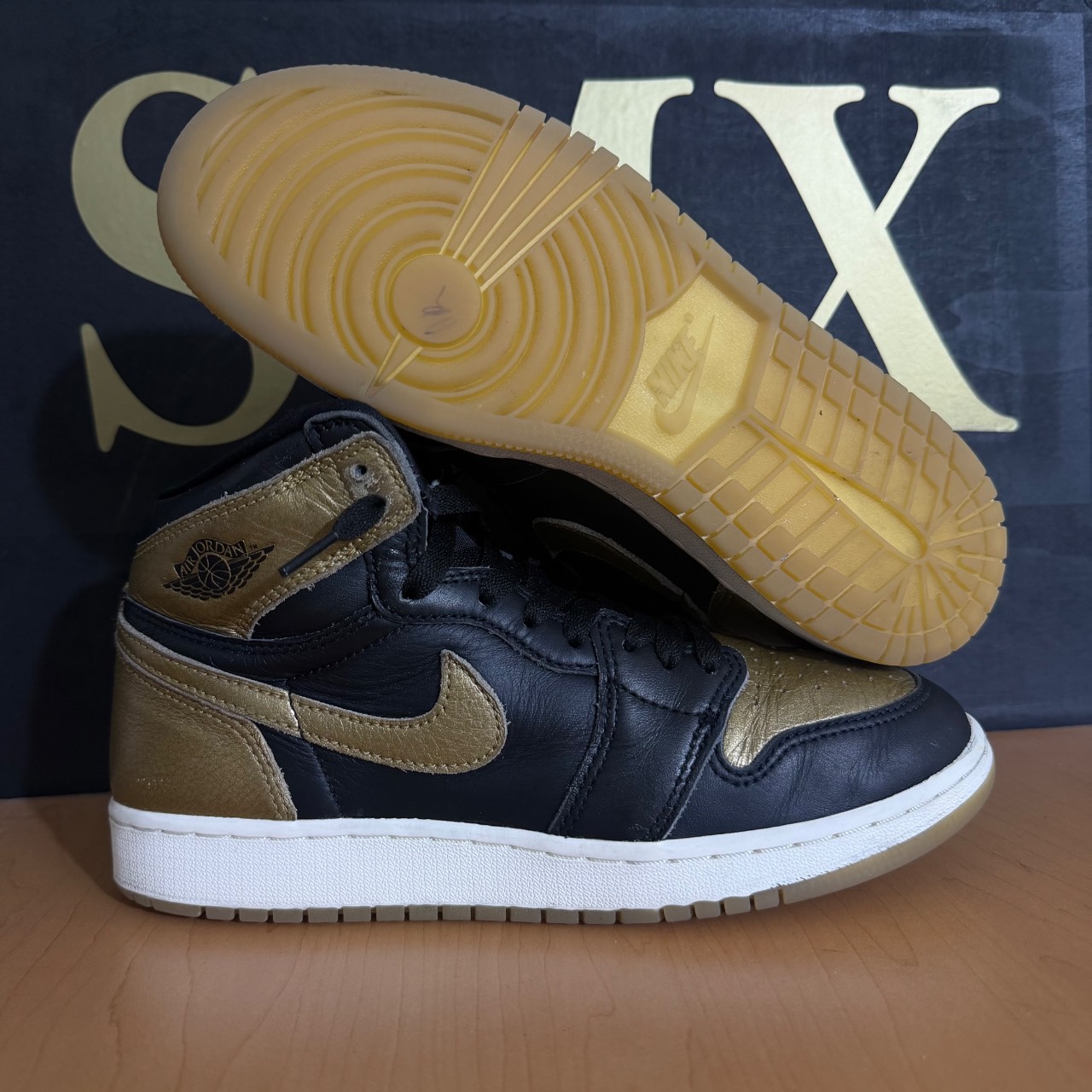 Air Jordan 1 High OG "DMP" (Black/Metallic Gold) · Foto 2
