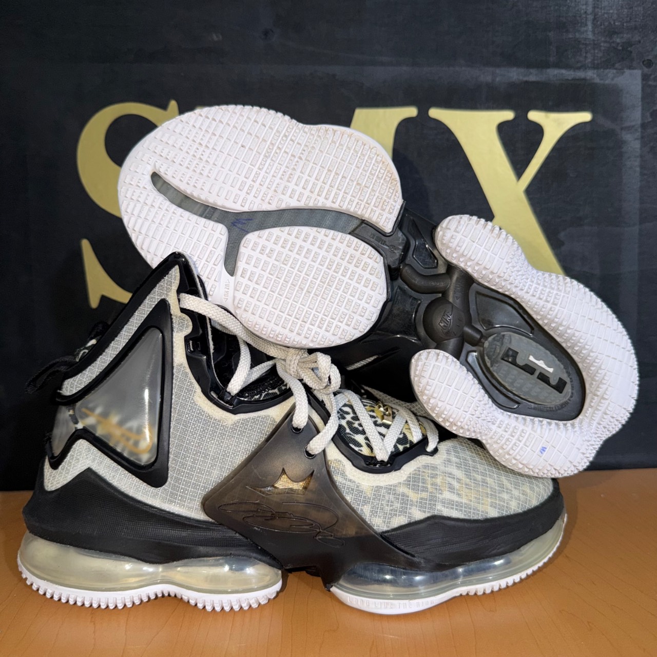 Nike LeBron 19 Safari · Foto 1