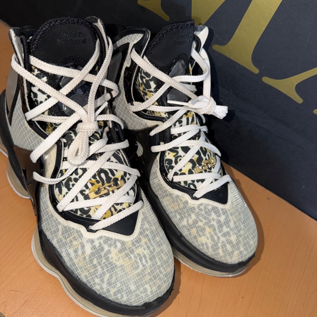 Nike LeBron 19 Safari · Foto 3