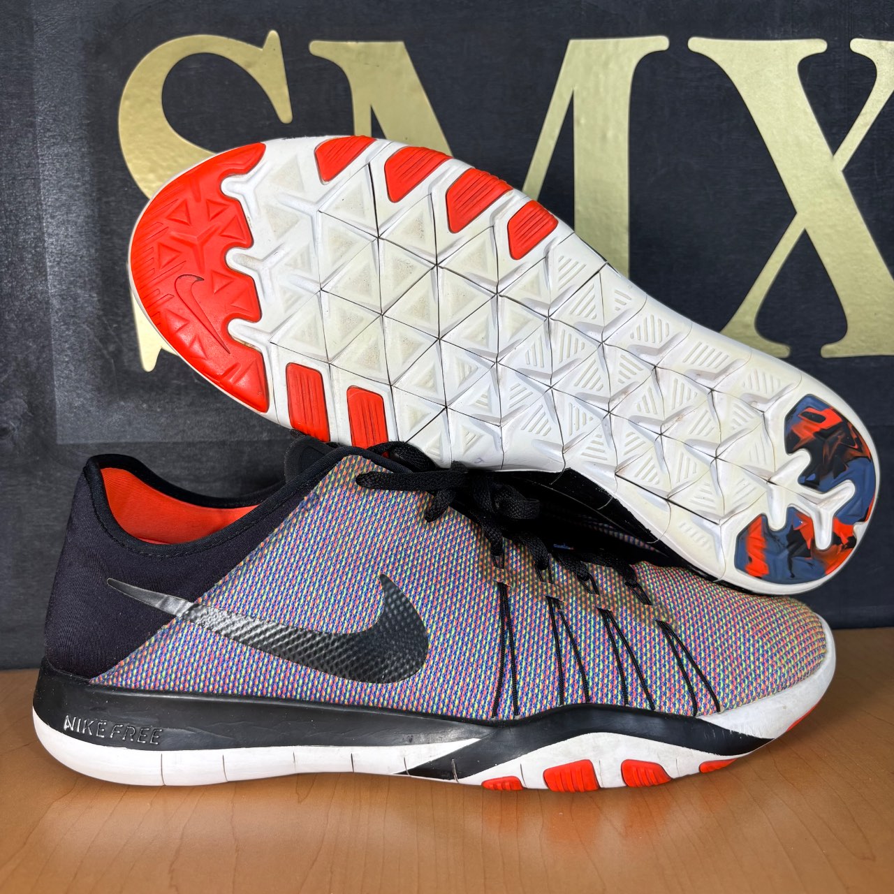 Nike Free TR 6 Negro con detalles multicolor y rojo