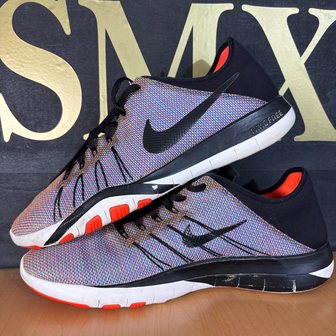 Nike Free TR 6 Negro con detalles multicolor y rojo · Foto 3