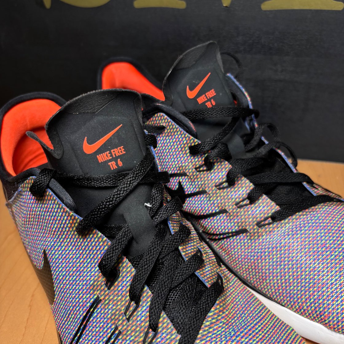 Nike Free TR 6 Negro con detalles multicolor y rojo · Foto 4