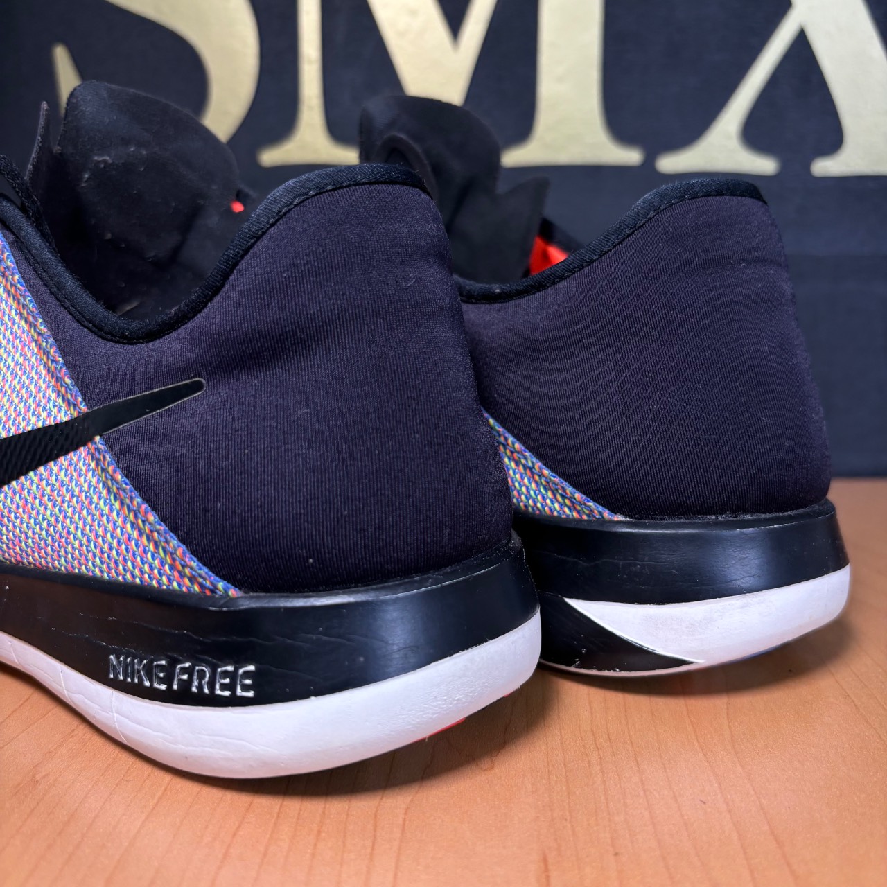Nike Free TR 6 Negro con detalles multicolor y rojo · Foto 5