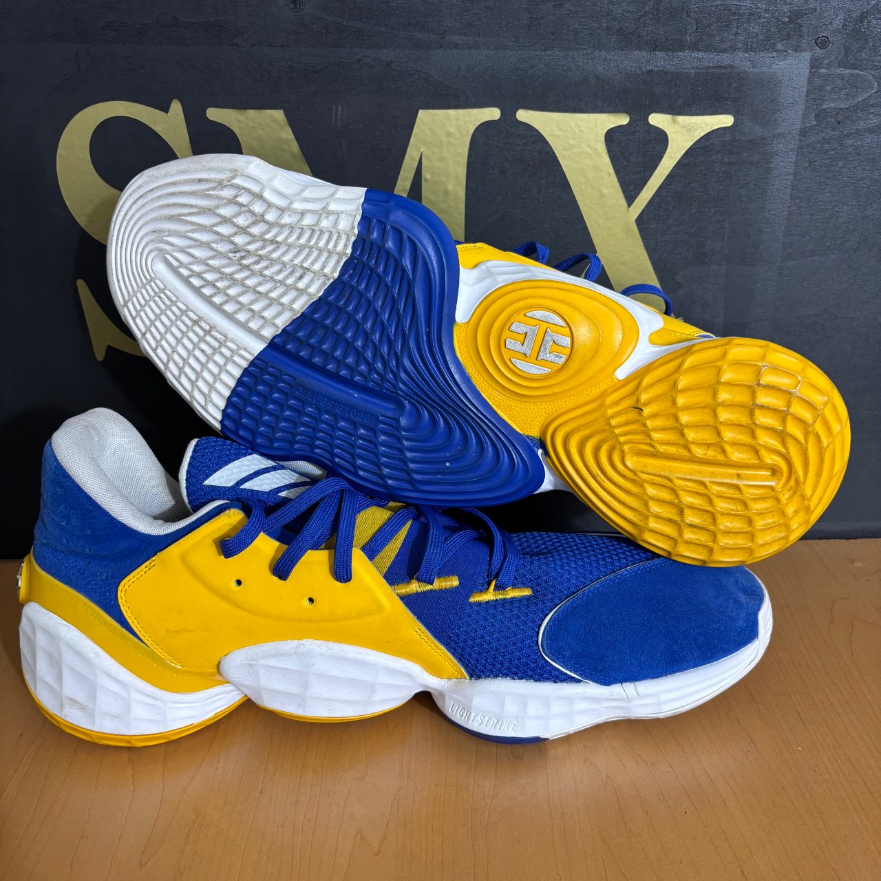 Adidas trae Young · Foto 2