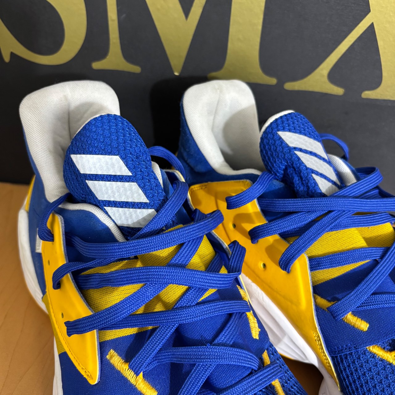 Adidas trae Young · Foto 3