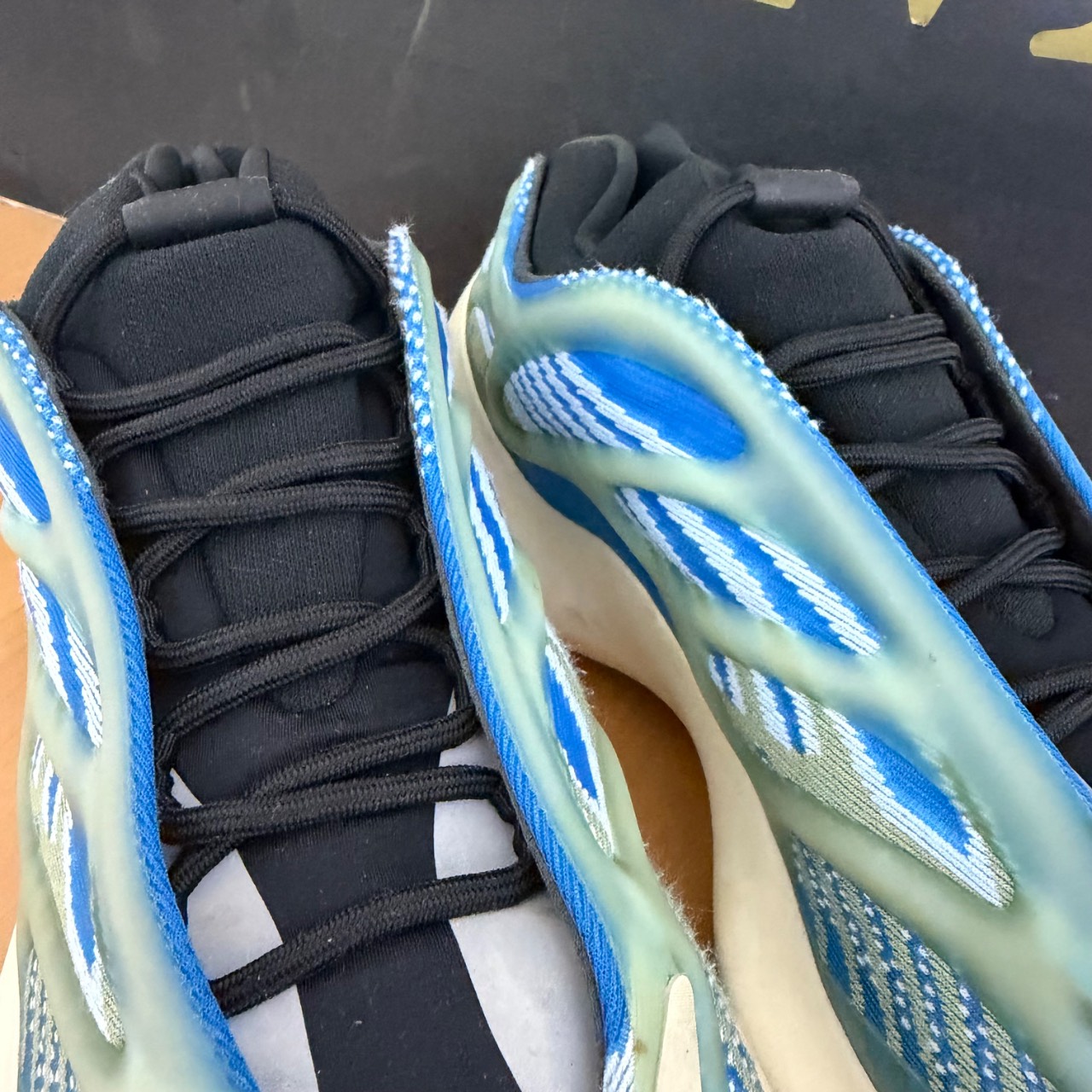 adidas Yeezy 700 V3 Arzareth · Foto 4
